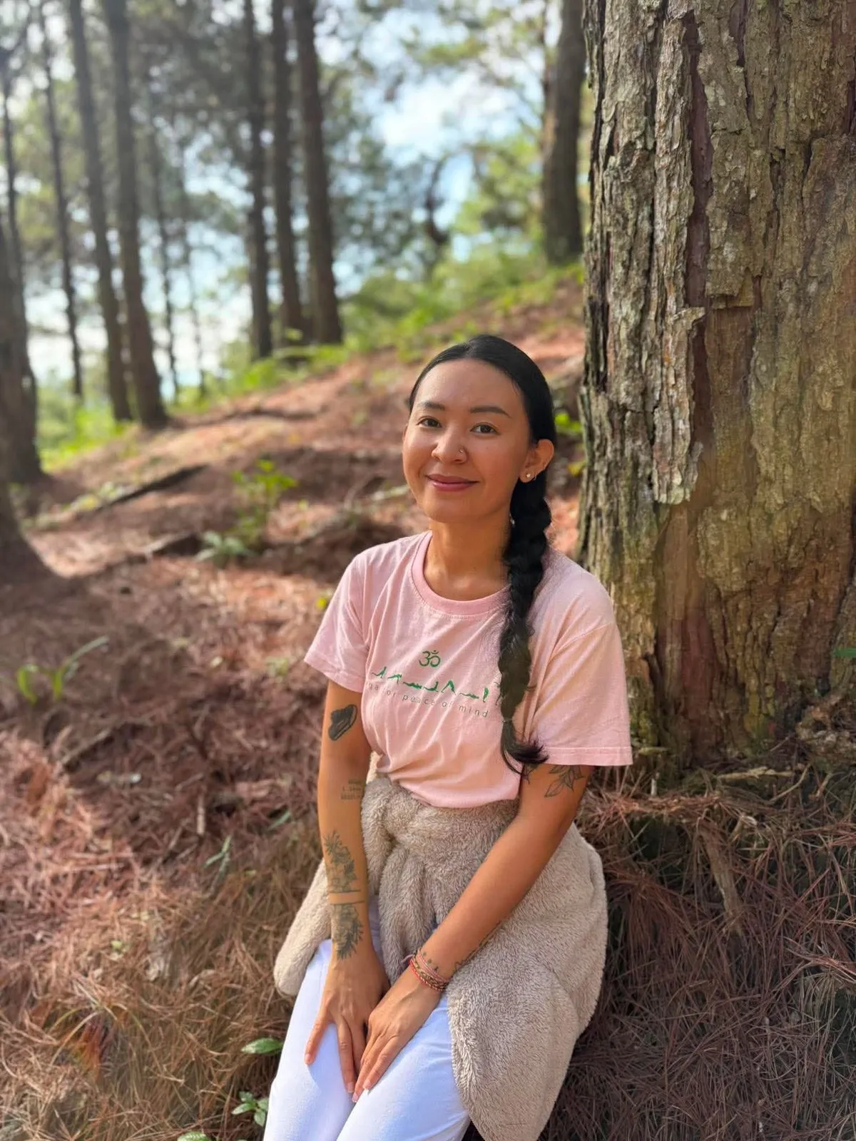 Nitya — giáo viên Yoga Sivananda, bên rừng thông